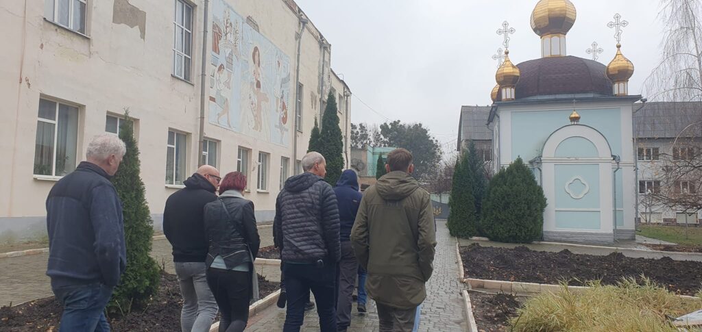 За Ґратами Мовчання: Життєві Історії та проблеми, висвітлені у книзі 'Добре Бути Жінкою'