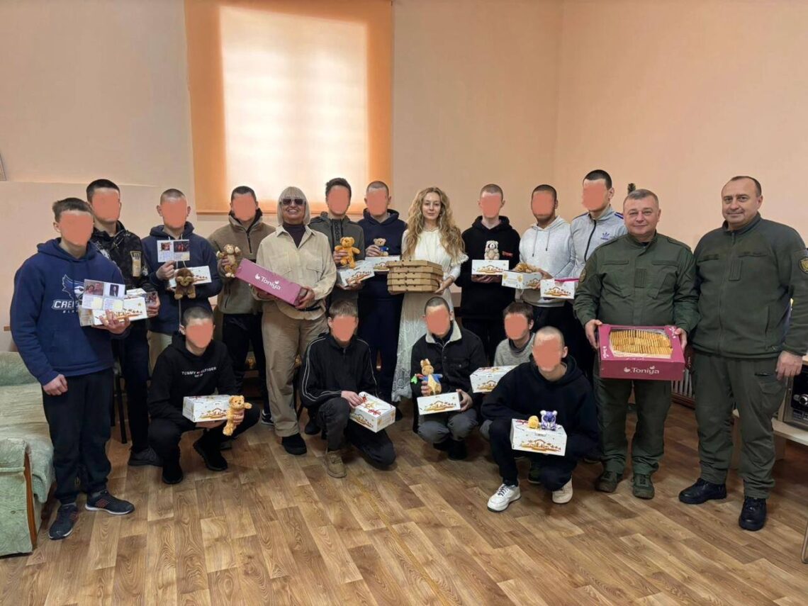 Візит у Київський СІЗО: 15 неповнолітніх, війна й жорсткіші строки. Як підлітків ловлять «завданнями» в месенджерах — і що робити.