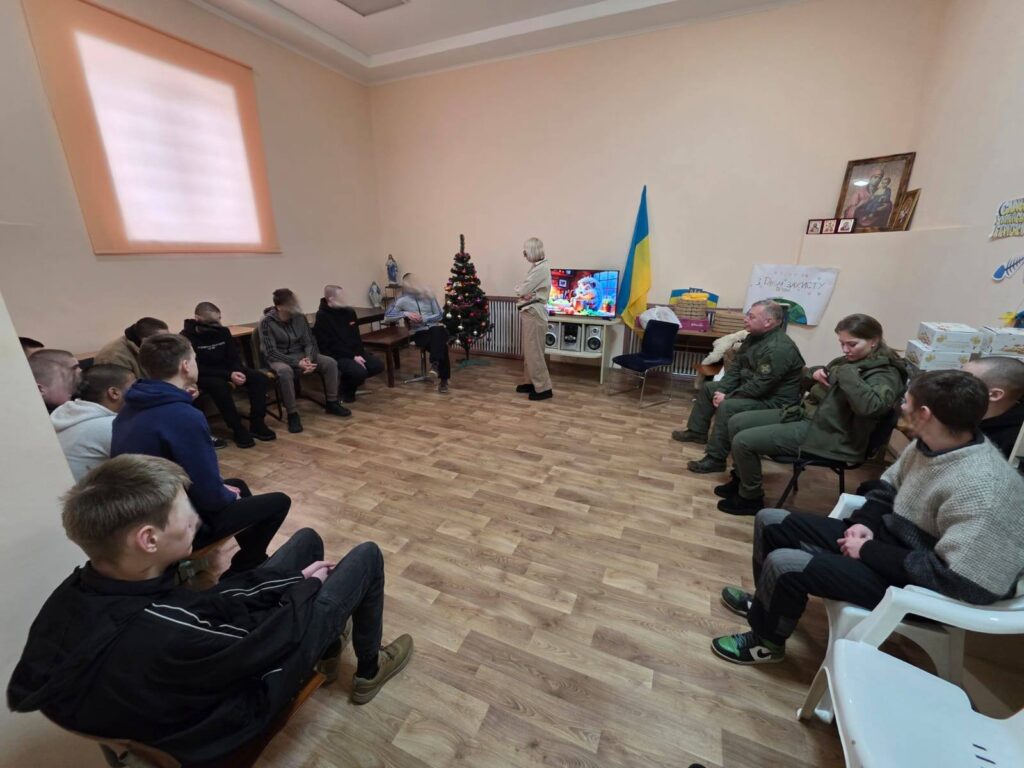 Ми говорили з підлітками й мамами з малюками в Київському СІЗО. Про підтримку, вразливість і те, де насправді починаються справи — в чатах.

Неповнолітні в СІЗО: цифри, причини й реальність без пафосу. Права людини — це і критика, і чесна фіксація змін.