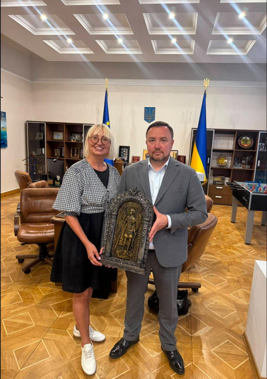 Яна Баранова передає міністру юстиції дерев'яну ікону, вирізьблену засудженими