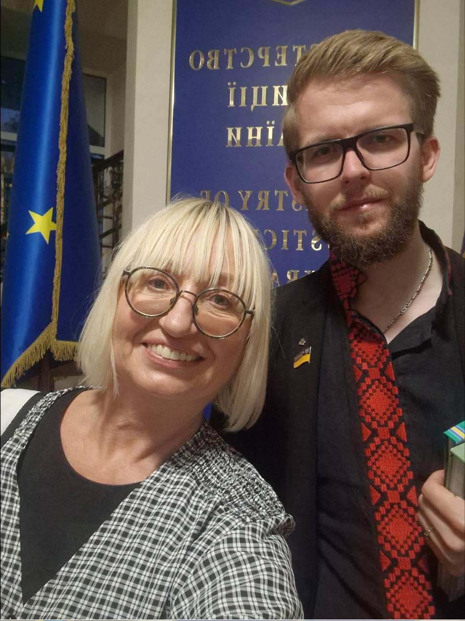 Яна Баранова і народний депутат Святослав Юраш біля таблички Міністерства юстиції